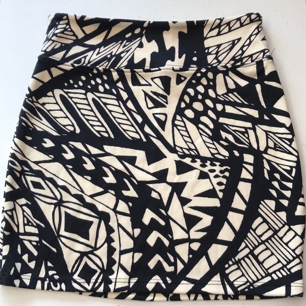 Black & cream Urban Outfitters body con skirt (xs)